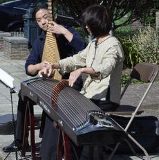 Xia Hua en Hua Liling op de Chinese pipa en guzheng,
